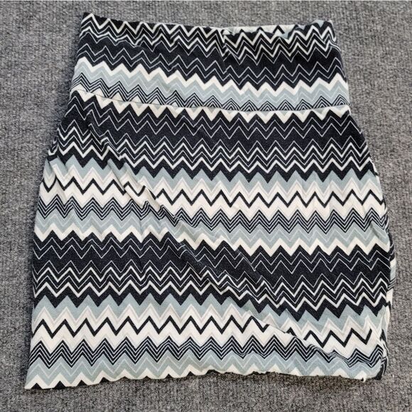 Lily Rose Dresses & Skirts - Lily Rose Zigzag Black and White Skirt